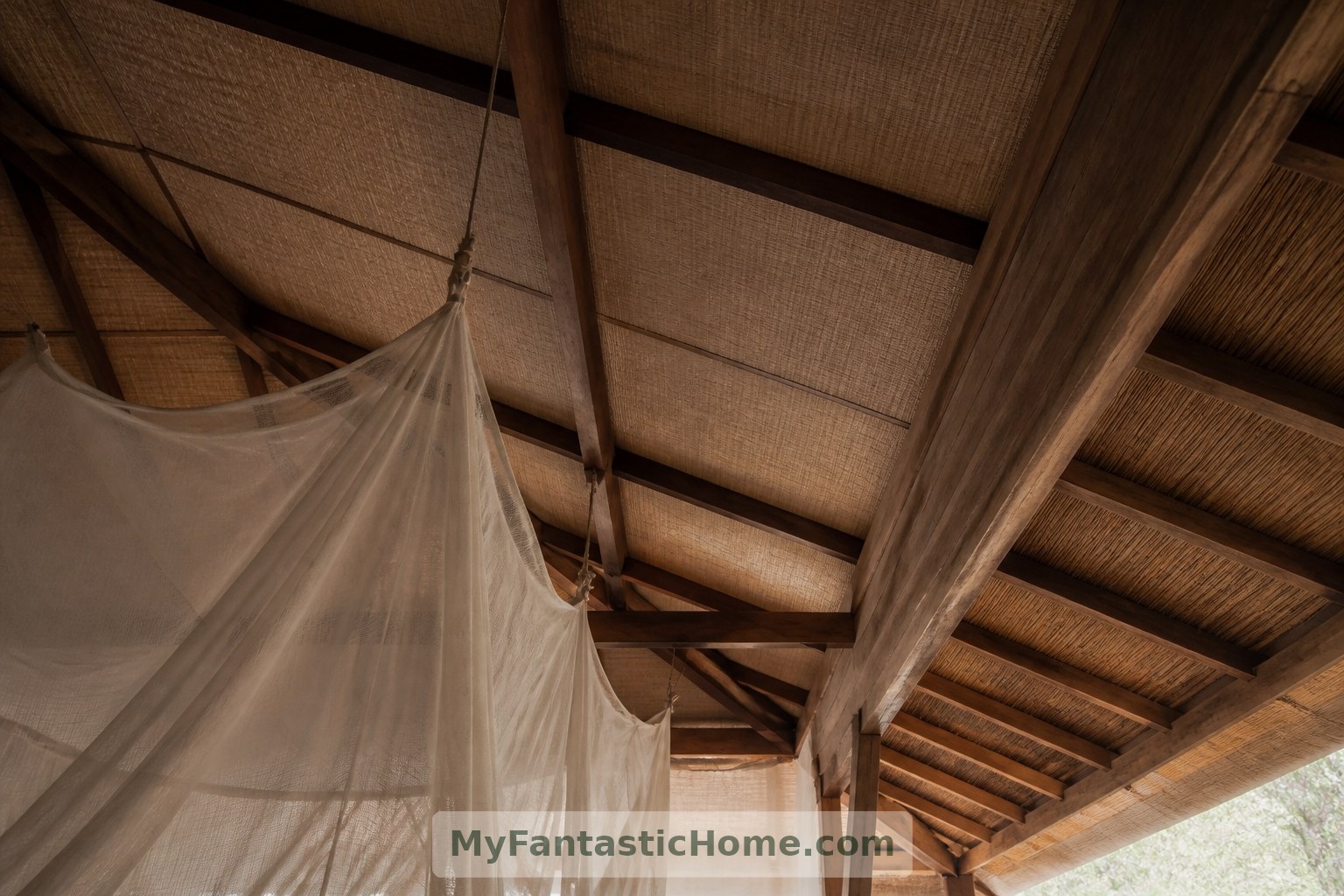 La lona, las vigas de madera y la malla fina aportan texturas contrastantes al techo del dormitorio conceptual.