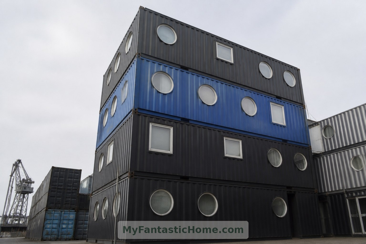 Visualización basada en referencias de Container City, en Trinity Buoy Wharf, Londres, un ejemplo real de arquitectura con contenedores apilados.