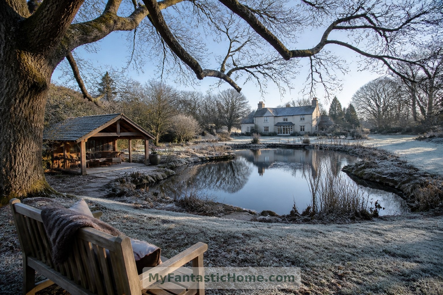 En hiver, l’étang imaginé reste un point d’intérêt pour le jardin grâce à ses reflets, même sans baignade.