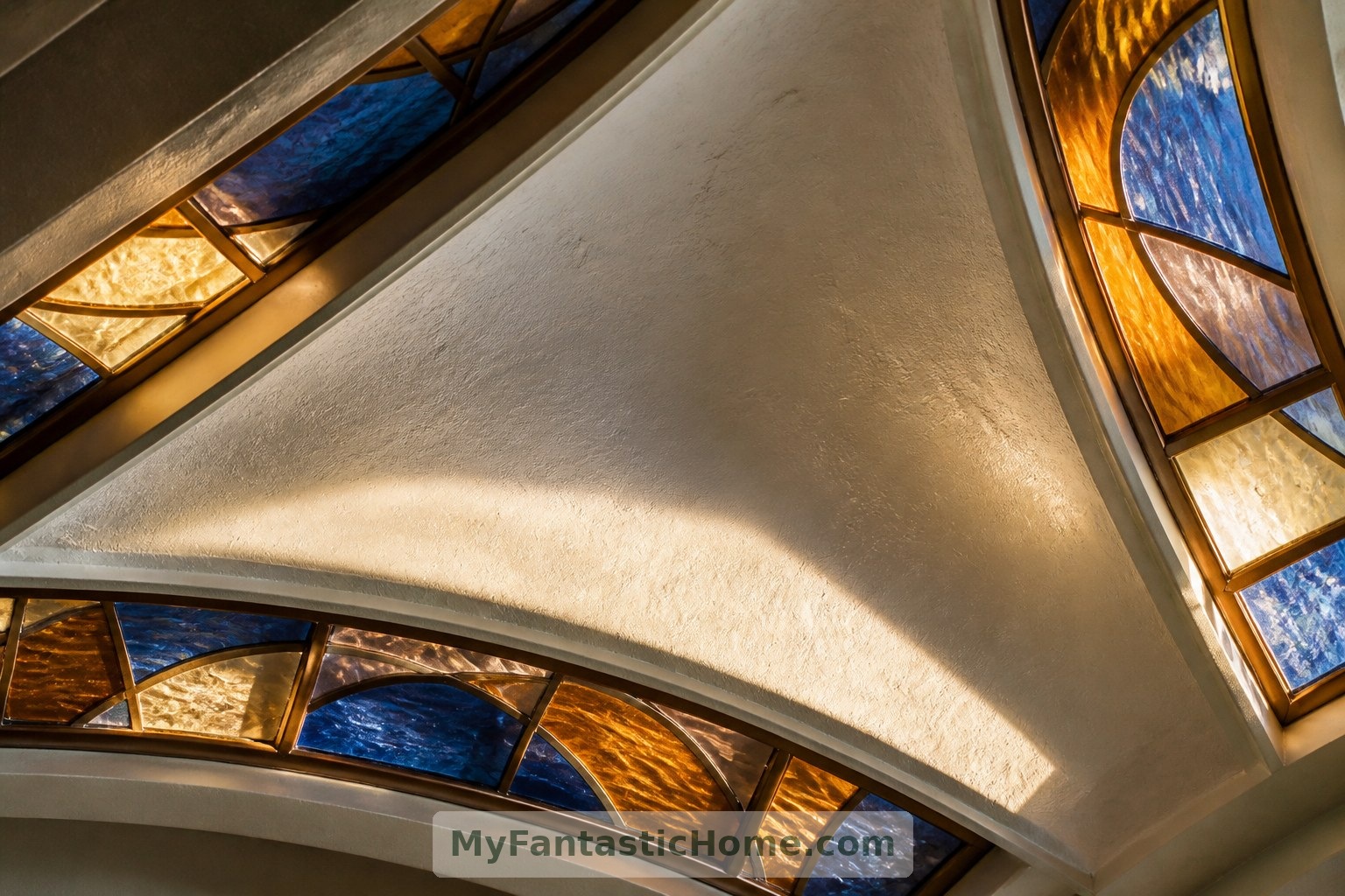 Una sottile bordura di vetro colorato aggiunge colore al soffitto a volta, lasciando visivamente tranquilla gran parte della superficie intonacata.