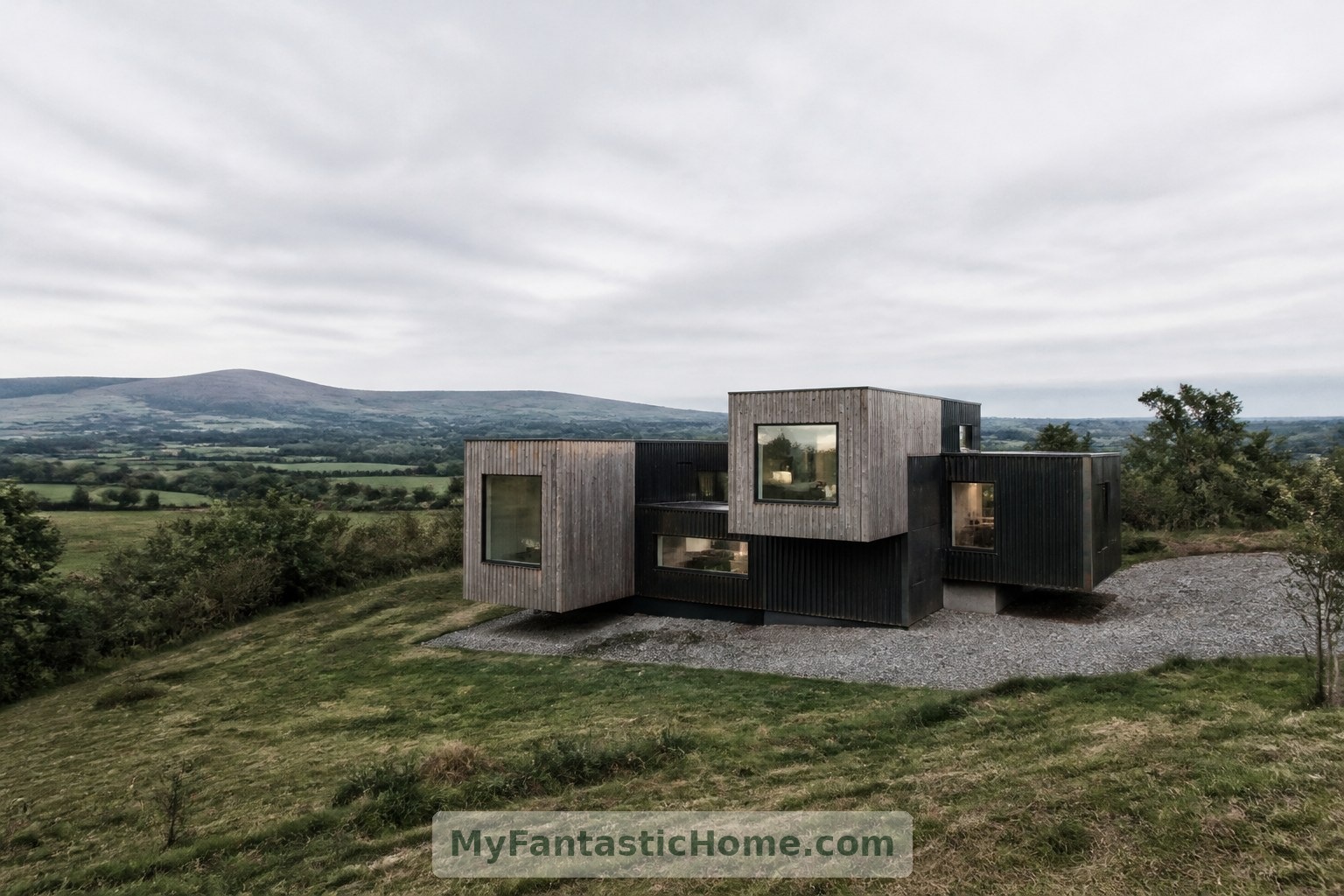 Visualizzazione basata su riferimenti della Grillagh Water House di Patrick Bradley, realmente esistente, dove i container sovrapposti incontrano la campagna nordirlandese.